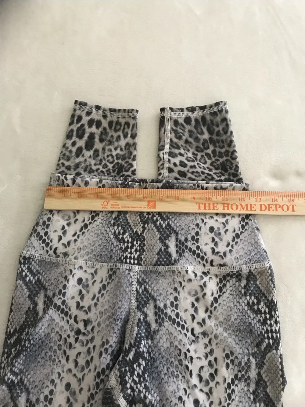 NEW EVOLUTION AND CREATION SNAKESKIN CAPRI LEGGINGS GRAY/WHITE/CREAM/TAUPE SZ M